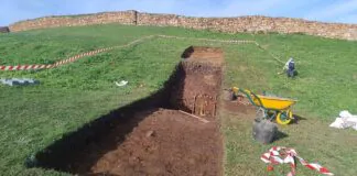 Descubierto un nuevo foso en la Campa Torres Nuevo foso descubierto en la Campa Torres durante la Fase III del proyecto Campa. Fotografía museos arqueológicos de Gijón / Xixón