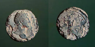 Monedas romanas descubiertas en Oviedo Bronce, catalogado como de Trajano, descubierto en las excavaciones de la catedral en los años 60 del siglo pasado. La foto es de Ángel Ricardo en Asturias romana y Visigoda De Francisco Diego Santos