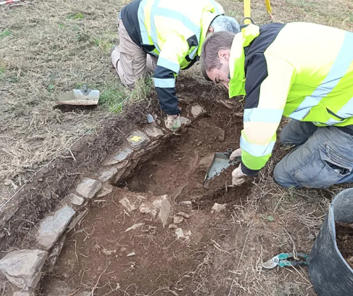 Excavación de la edificación circular descubierta en 2025 en Puntamuyeres, Luarca. Equipo de Juan Muñiz. Publicada en LNE