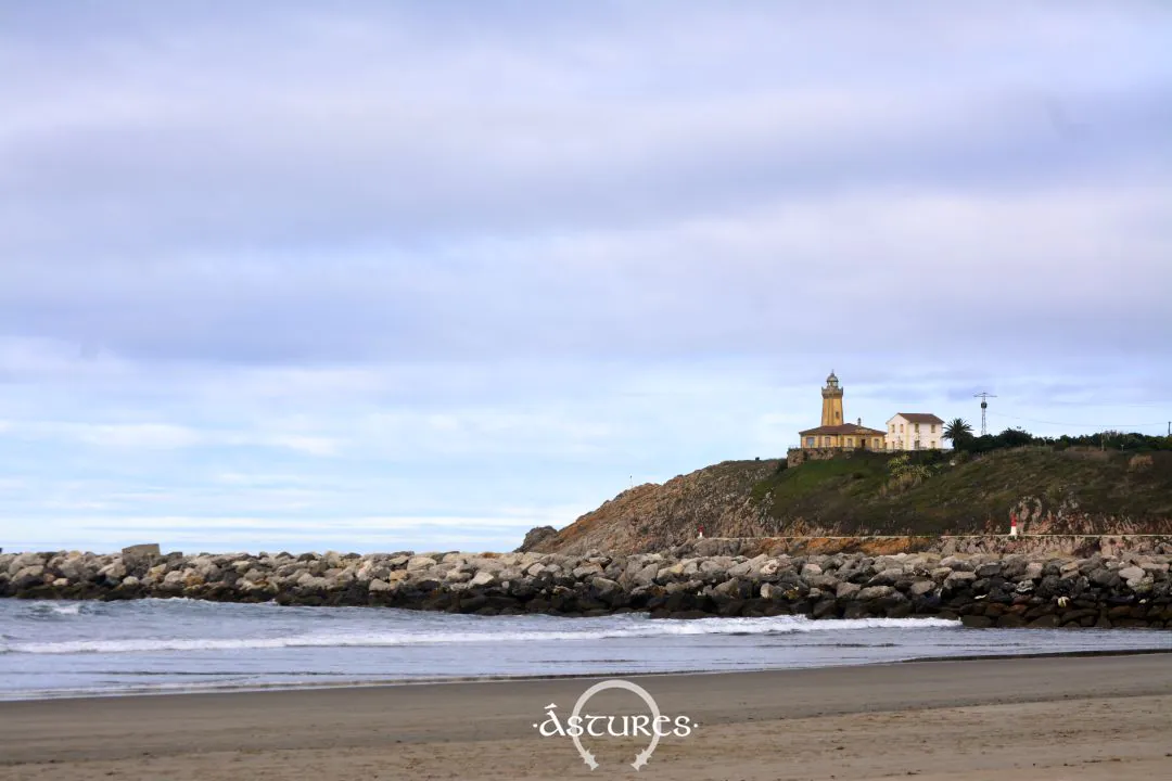 Faro de San Juan de Nieva, Asturias, en la explanada donde se situaría el castillo mencionado.