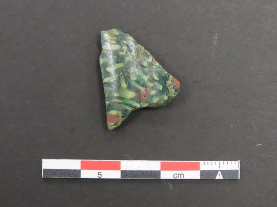 Fragmento de vidrio mosaico. Campa Torres. Museos Arqueológicos de Gijón/Xixón.