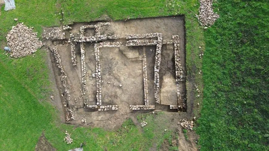 vivienda de época romana en la terraza noreste. Se pueden ver dos fases constructivas diferentes. Fotos. Museos arqueológicos Gijón / Xixón