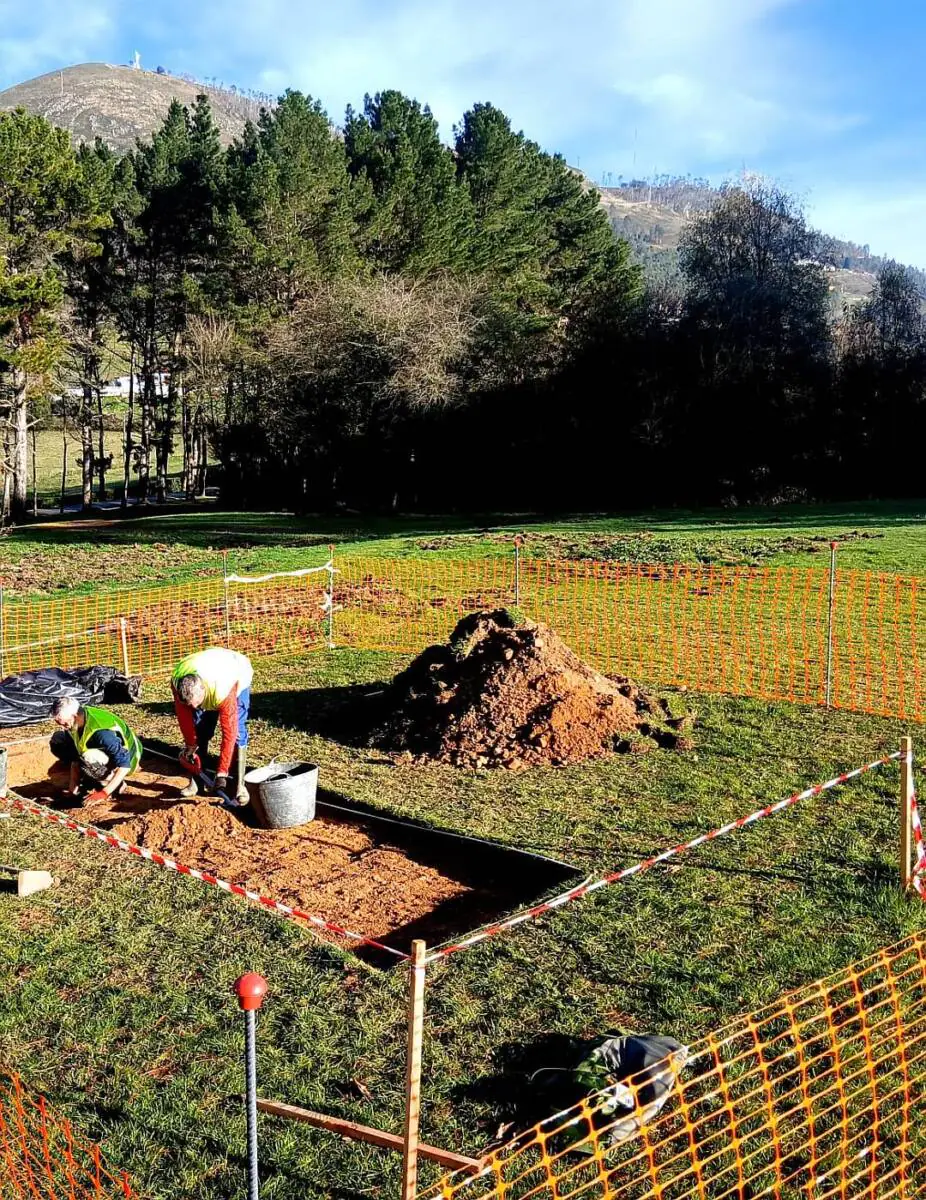 Sondeo de Monte Alto. Al fondo El Picu'l Paisanu, en el Naranco. Foto Fanjul Peraza.